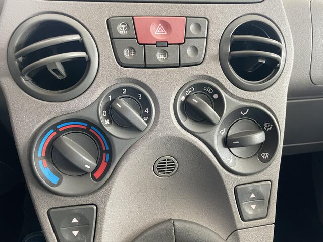 Fiat Panda 1.2 Navigator Radio/cd speler - Dakrails - Centrale vergrendeling met afstandsbediening - Elektrische ramen voor - Met e APK