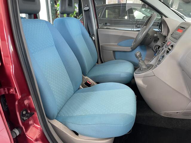 Fiat Panda 1.2 Navigator Radio/cd speler - Dakrails - Centrale vergrendeling met afstandsbediening - Elektrische ramen voor - Met e APK