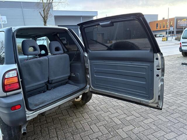 Toyota RAV4 Toyota RAV4 1.8 VVT-i Luna|Benzine|4x4|Schuifdak