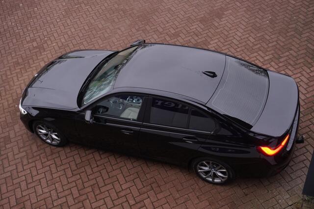 BMW 3-Serie 318i High Executive+Vitrual+Volleder+Stoel-verw+laser-LED+elek-trekhaak+Privacy-Glass= ORIG/NL