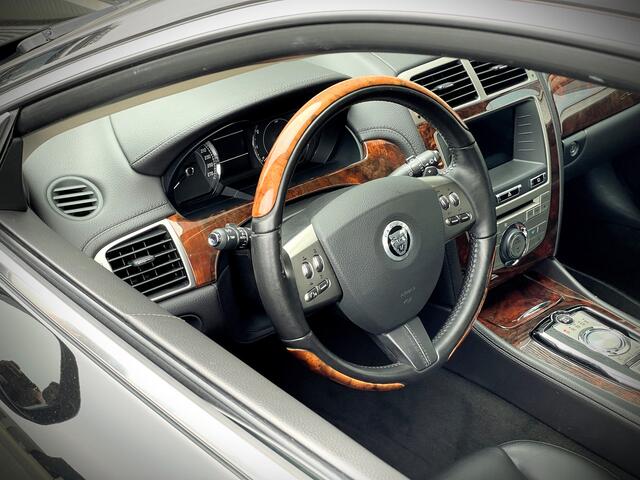 Jaguar XK 5.0 V8 Coup� / FULL SERVICE FILE / XK SPECIALIST