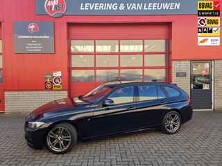 BMW 3-SERIE Touring 318i M Sport Corporate Lease Automaat Navigatie/Lederen bekleding/ Parkeersensoren V+A/ Rijklaarprijs!