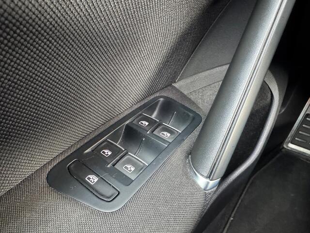 Volkswagen Golf 2.0 TSI GTI Performance Krijt grijs 245 PK Apple Carplay