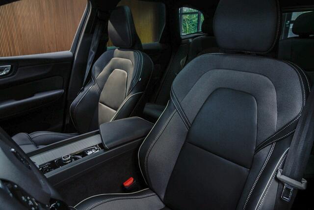 Volvo XC60 2.0 T6 Plug-in hybrid AWD HUD Panodak Leder Navi Camera Elektr. bedienbare achterklep Sfeerverlichting PDC LM velgen BTW auto SPLINTER