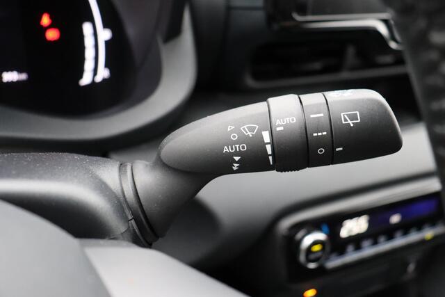 Toyota Yaris 1.5 Hybrid 115 Dynamic Limited, Parkeersensoren, Stoelverwarming, Apple Carplay / Android Auto.