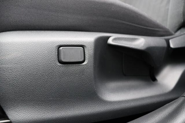 Toyota Yaris 1.5 Hybrid 115 Dynamic Limited, Parkeersensoren, Stoelverwarming, Apple Carplay / Android Auto.
