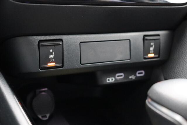 Toyota Yaris 1.5 Hybrid 115 Dynamic Limited, Parkeersensoren, Stoelverwarming, Apple Carplay / Android Auto.