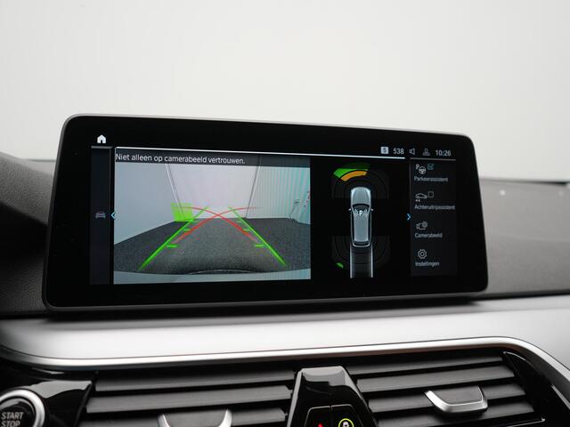BMW 5-Serie Touring 530e Sportline PHEV 293pk Dealer O.H Bernina Grau Metallic | Trekhaak Afn. | M Sportstuur | Camera | Lederen Sportstoelen Verwarmd | C