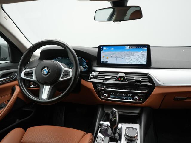 BMW 5-Serie Touring 530e Sportline PHEV 293pk Dealer O.H Bernina Grau Metallic | Trekhaak Afn. | M Sportstuur | Camera | Lederen Sportstoelen Verwarmd | C