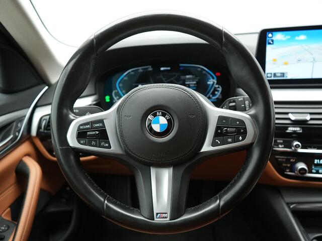 BMW 5-Serie Touring 530e Sportline PHEV 293pk Dealer O.H Bernina Grau Metallic | Trekhaak Afn. | M Sportstuur | Camera | Lederen Sportstoelen Verwarmd | C