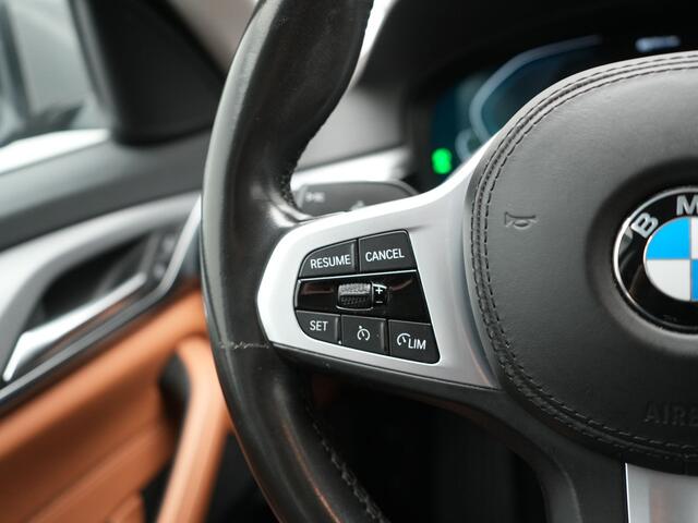 BMW 5-Serie Touring 530e Sportline PHEV 293pk Dealer O.H Bernina Grau Metallic | Trekhaak Afn. | M Sportstuur | Camera | Lederen Sportstoelen Verwarmd | C
