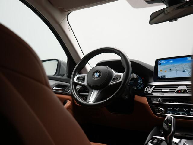 BMW 5-Serie Touring 530e Sportline PHEV 293pk Dealer O.H Bernina Grau Metallic | Trekhaak Afn. | M Sportstuur | Camera | Lederen Sportstoelen Verwarmd | C
