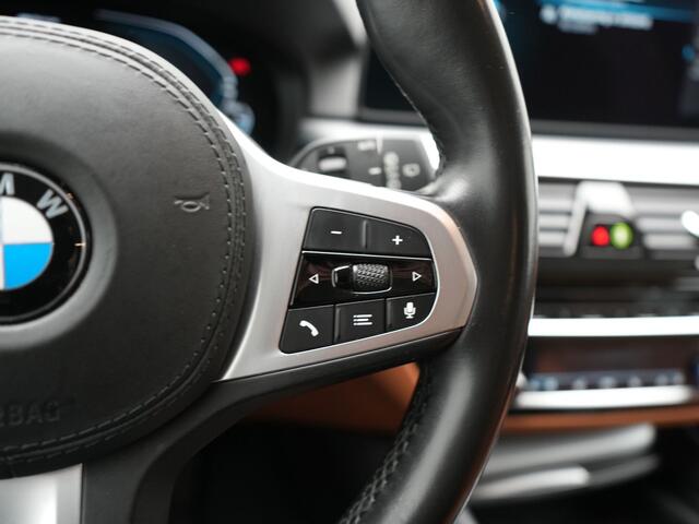 BMW 5-Serie Touring 530e Sportline PHEV 293pk Dealer O.H Bernina Grau Metallic | Trekhaak Afn. | M Sportstuur | Camera | Lederen Sportstoelen Verwarmd | C