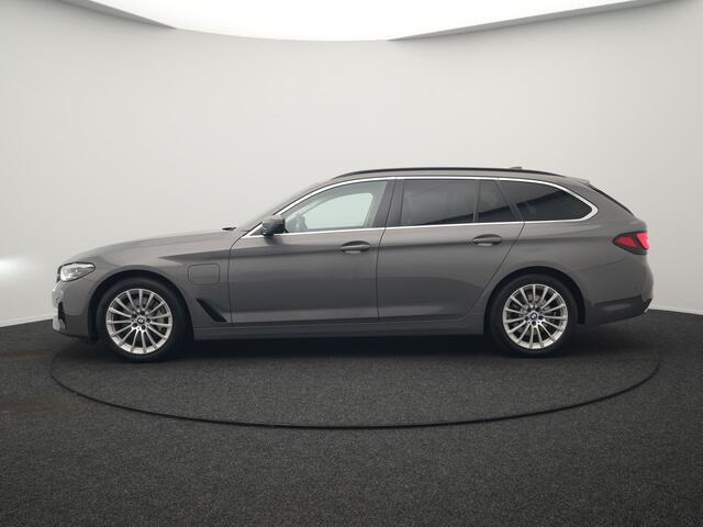 BMW 5-Serie Touring 530e Sportline PHEV 293pk Dealer O.H Bernina Grau Metallic | Trekhaak Afn. | M Sportstuur | Camera | Lederen Sportstoelen Verwarmd | C