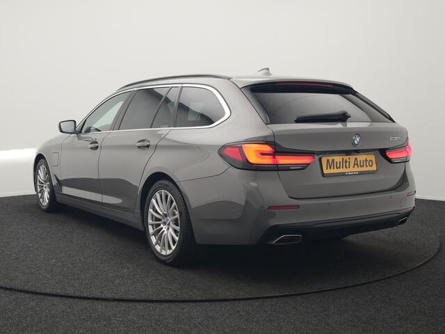 BMW 5-Serie Touring 530e Sportline PHEV 293pk Dealer O.H Bernina Grau Metallic | Trekhaak Afn. | M Sportstuur | Camera | Lederen Sportstoelen Verwarmd | C