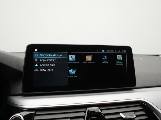 BMW 5-Serie Touring 530e Sportline PHEV 293pk Dealer O.H Bernina Grau Metallic | Trekhaak Afn. | M Sportstuur | Camera | Lederen Sportstoelen Verwarmd | C