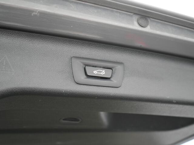 BMW 5-Serie Touring 530e Sportline PHEV 293pk Dealer O.H Bernina Grau Metallic | Trekhaak Afn. | M Sportstuur | Camera | Lederen Sportstoelen Verwarmd | C