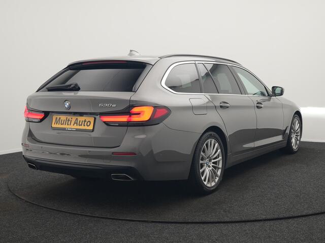 BMW 5-Serie Touring 530e Sportline PHEV 293pk Dealer O.H Bernina Grau Metallic | Trekhaak Afn. | M Sportstuur | Camera | Lederen Sportstoelen Verwarmd | C