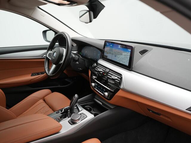 BMW 5-Serie Touring 530e Sportline PHEV 293pk Dealer O.H Bernina Grau Metallic | Trekhaak Afn. | M Sportstuur | Camera | Lederen Sportstoelen Verwarmd | C