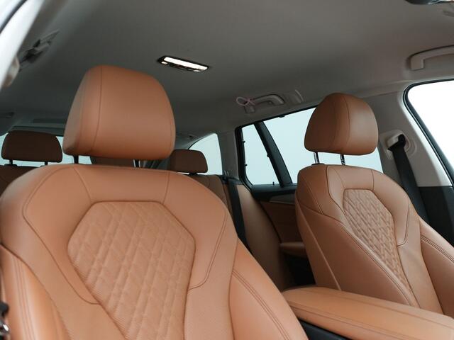 BMW 5-Serie Touring 530e Sportline PHEV 293pk Dealer O.H Bernina Grau Metallic | Trekhaak Afn. | M Sportstuur | Camera | Lederen Sportstoelen Verwarmd | C