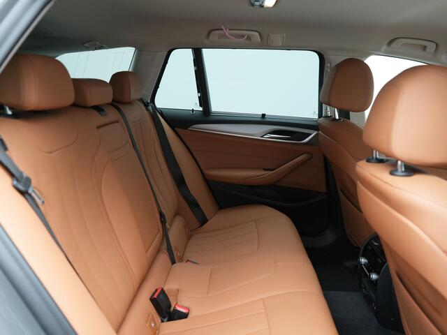 BMW 5-Serie Touring 530e Sportline PHEV 293pk Dealer O.H Bernina Grau Metallic | Trekhaak Afn. | M Sportstuur | Camera | Lederen Sportstoelen Verwarmd | C
