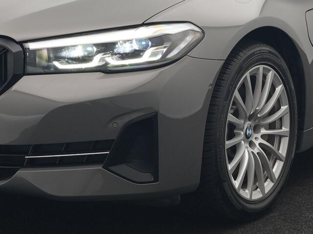 BMW 5-Serie Touring 530e Sportline PHEV 293pk Dealer O.H Bernina Grau Metallic | Trekhaak Afn. | M Sportstuur | Camera | Lederen Sportstoelen Verwarmd | C