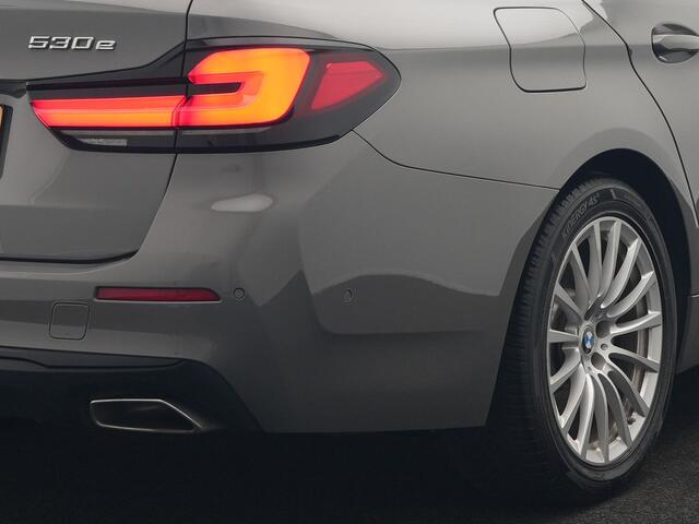 BMW 5-Serie Touring 530e Sportline PHEV 293pk Dealer O.H Bernina Grau Metallic | Trekhaak Afn. | M Sportstuur | Camera | Lederen Sportstoelen Verwarmd | C
