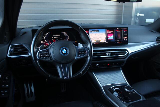 BMW 3-Serie Touring 330e | Panoramadak | M Schaalstoelen | H+K | HUD | Adaptieve cruise Control | LED |