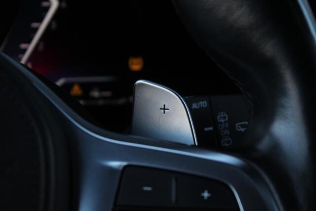BMW 3-Serie Touring 330e | Panoramadak | M Schaalstoelen | H+K | HUD | Adaptieve cruise Control | LED |