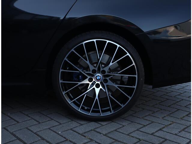 BMW 3-Serie Touring 330e | Panoramadak | M Schaalstoelen | H+K | HUD | Adaptieve cruise Control | LED |