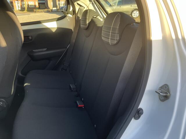 Peugeot 108 1.0 e-VTi Active  Airco - Radio - Stuurbekrachtiging - Bluetooth - Sprankelend wit  Vingerhoets; Vierde Generatie Eersteklas Service 