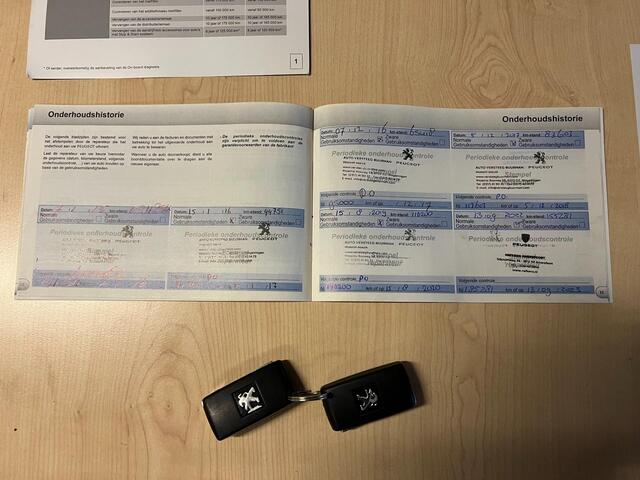 Peugeot 5008 1.6 THP Active 5p. panodak navi nap boekjes