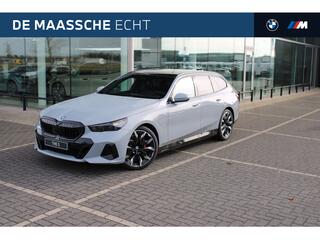 BMW 5-SERIE Touring 530e M Sport Automaat / Panoramadak / Trekhaak / Adaptieve LED / Parking Assistant Plus / Live Cockpit Professional / Stoelventilatie / Comfort Access