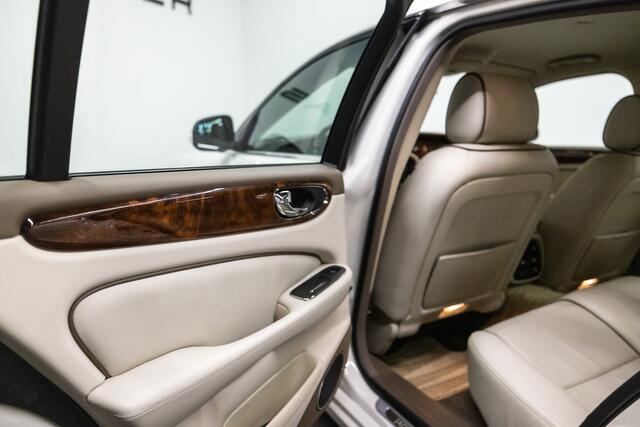 Jaguar XJ 4.2 V8 Sovereign SWB Btw auto, Fiscale waarde � 6.000,- � 28.884.30 Ex B.T.W DEALER AUTO 1 owner