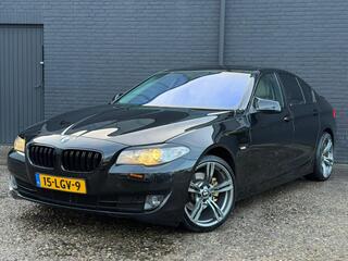BMW 5-SERIE 523i AKRAPOVIC | PANO | LEDER | CAMERA | STOELVER | NWE APK
