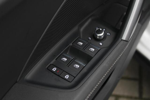 Audi A3 SPORTBACK 45 TFSI e S edition Competition | fabrieksgarantie | Panorama Dak | 3x S-line | Leer | ACC | Matrix