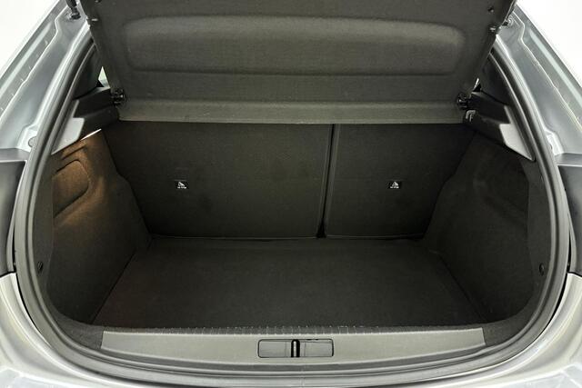 Peugeot 208 1.2 PureTech 100pk Allure | Navigatie | Camera | Climate control | Cruise control | Carplay | DAB | Lichtmetalen velgen | Parkeersensoren