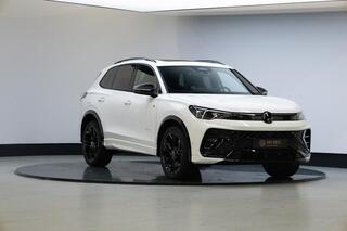 VOLKSWAGEN TIGUAN 1.5 eHybrid R-Line Edition | Panaroamdak | Trekhaak | SOH 97,5% |