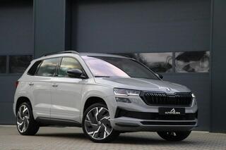 SKODA Karoq 1.5 TSI ACT SPORTLINE AdaptiveCruise Camera 19'Inch Sportzetels AppleCarplay Facelift Trekhaak MatrixLed PrivacyGlass 92000KM BJ2022