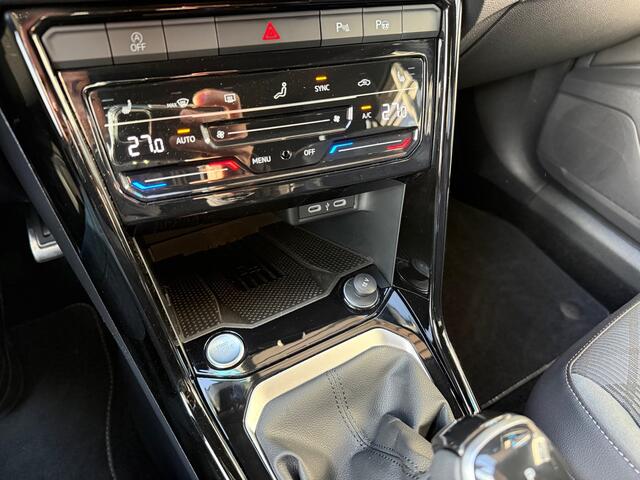 Volkswagen T-ROC 1.5 TSI R-Line Edition 150PK / LED KOPLAMPEN / ACHTERUITRIJCAMERA / CARPLAY
