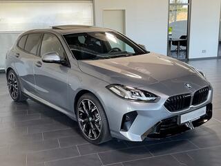BMW 1-SERIE 120 M-SPORT ** LED, TREKH, PANORAMA, 19-inch LMV, ACC, M-ONDERST, EL. A-KLEP ** 1e EIG - Ex BMW-AG ** ** INFORMEER OOK NAAR ONZE AANTREKKELIJKE FINANCIAL-LEASE TARIEVEN **