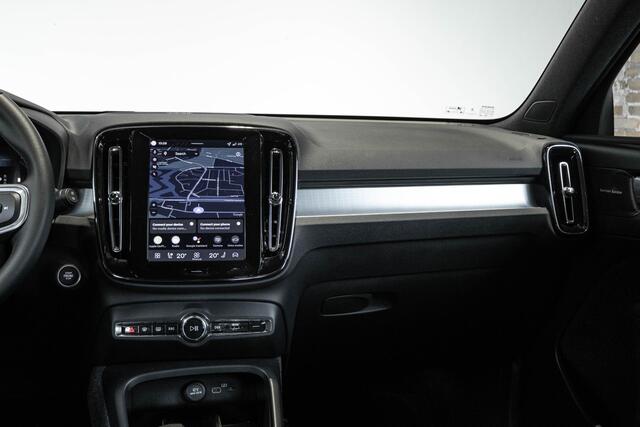 Volvo XC40 B4 Plus Dark | Trekhaak Semi-elektrisch | Adaptieve Cruise Control | Pilot Assist | Verwarmbare voorstoelen | Verwarmbaar stuurwiel | Blind Spot 