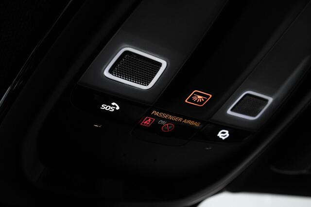 Volvo XC40 B4 Plus Dark | Trekhaak Semi-elektrisch | Adaptieve Cruise Control | Pilot Assist | Verwarmbare voorstoelen | Verwarmbaar stuurwiel | Blind Spot 