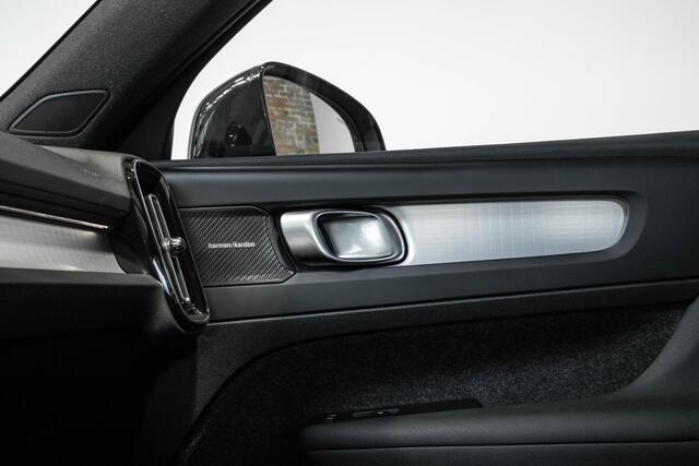 Volvo XC40 B4 Plus Dark | Trekhaak Semi-elektrisch | Adaptieve Cruise Control | Pilot Assist | Verwarmbare voorstoelen | Verwarmbaar stuurwiel | Blind Spot 