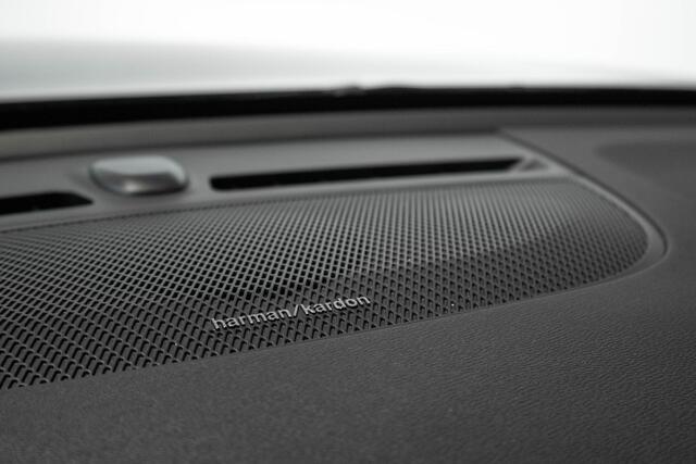 Volvo XC40 B4 Plus Dark | Trekhaak Semi-elektrisch | Adaptieve Cruise Control | Pilot Assist | Verwarmbare voorstoelen | Verwarmbaar stuurwiel | Blind Spot 