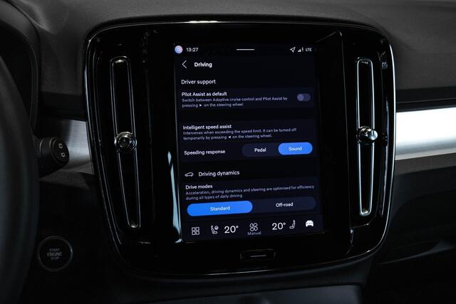 Volvo XC40 B4 Plus Dark | Trekhaak Semi-elektrisch | Adaptieve Cruise Control | Pilot Assist | Verwarmbare voorstoelen | Verwarmbaar stuurwiel | Blind Spot 