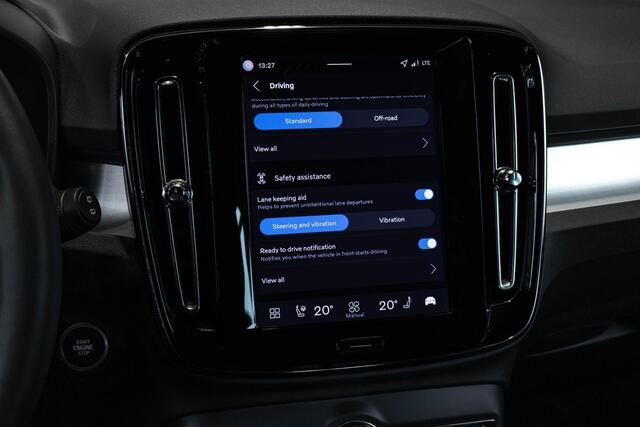 Volvo XC40 B4 Plus Dark | Trekhaak Semi-elektrisch | Adaptieve Cruise Control | Pilot Assist | Verwarmbare voorstoelen | Verwarmbaar stuurwiel | Blind Spot 