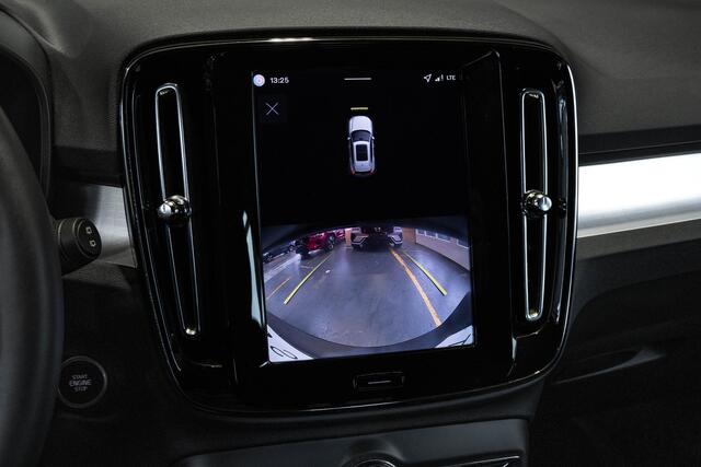 Volvo XC40 B4 Plus Dark | Trekhaak Semi-elektrisch | Adaptieve Cruise Control | Pilot Assist | Verwarmbare voorstoelen | Verwarmbaar stuurwiel | Blind Spot 
