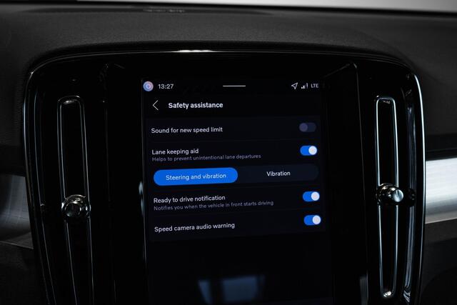 Volvo XC40 B4 Plus Dark | Trekhaak Semi-elektrisch | Adaptieve Cruise Control | Pilot Assist | Verwarmbare voorstoelen | Verwarmbaar stuurwiel | Blind Spot 