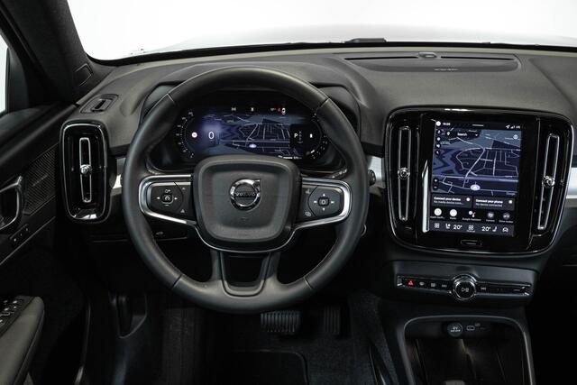 Volvo XC40 B4 Plus Dark | Trekhaak Semi-elektrisch | Adaptieve Cruise Control | Pilot Assist | Verwarmbare voorstoelen | Verwarmbaar stuurwiel | Blind Spot 